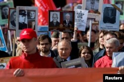 俄羅斯總統普京在衛國戰爭勝利日閱兵式期間走在遊行隊伍中。（2022年5月9日）