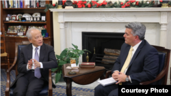 美國聯邦參議員加德納（Sen. Cory Gardner, R-CO）2018年12月12日與中國駐美大使崔天凱舉行會談。