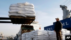 一名南韓農民在仁川港口看著將要運往北韓的大米裝船 (資料照片)