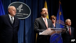 美國衛生部長阿扎爾等官員在宣布國家公共衛生緊急事件的白宮記者會上講話。 (2020年1月31日)