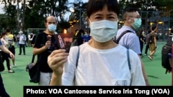  香港市民吳小姐身穿自己設計寫上”人民不會忘記”的衣服參與六四31周年維園燭光集會，她表示今年的燭光是特別的，象徵香港人不會被專政任意宰割 (攝影：美國之音湯惠芸）