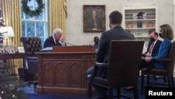 美國總統拜登和助理們在白宮橢圓形辦公室與烏克蘭總統澤連斯基通電話。 (2021年12月9日)