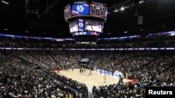 10月10日上海的美國職業籃球聯賽NBA洛杉磯湖人隊與布碌崙網隊賽事。