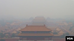 重度雾霾中的北京故宫(美国之音东方拍摄)
