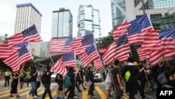 香港反送中運動期間抗議者手持美國國旗遊行。（2019年9月8日）