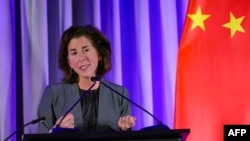 資料照：美國商務部長雷蒙多在三藩市舉行的亞太經合組織領袖高峰會期間就美中關係發表演說。（2023年11月15日）