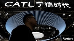 中國電池製造商寧德時代在2024年北京國際汽車展上的標誌。 (2024年4月25日)