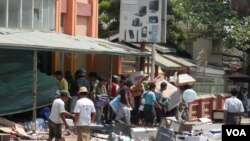 ２０１３年３月人们在发生骚乱的缅甸密铁拉镇抢劫商店（美国之音缅甸语组罗尼.迎拍摄） 