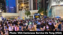 香港反送中運動6-9百萬人大遊行一周年，數以萬計市民響應網上號召，在中環參與”流水式“遊行 （攝影：美國之音湯惠芸）