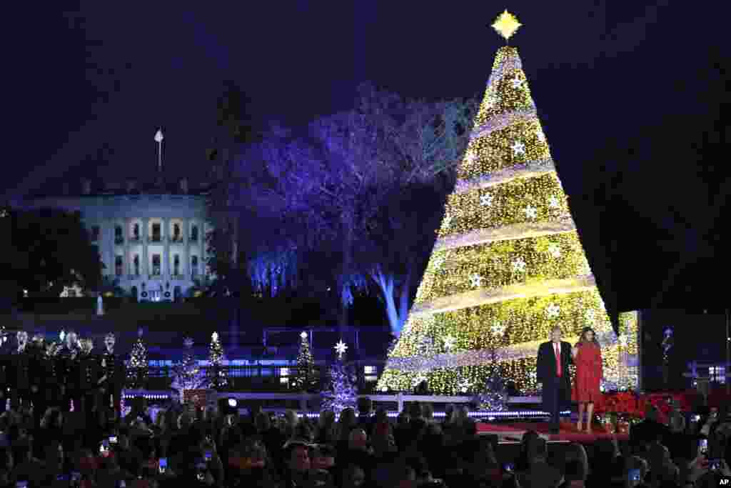 2017年11月30号晚上美国总统川普和第一夫人梅拉尼亚&middot;川普点亮白宫前的国家圣诞树，正式开启圣诞假日季节。圣诞树点灯仪式已经有95年历史。1923年的柯立芝总统在圣诞前夜首次在这里点亮圣诞树。此后每届总统都遵循这个传统亲自点亮国家圣诞树，仪式上有音乐表演。