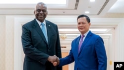 在柬埔寨通訊社(AKP)發布的這張照片中，美國國防部長勞埃德·奧斯汀造訪柬埔寨首都金邊與柬埔寨首相洪馬內握手。 （2024年6月4日）