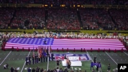 ພິທີເປີດ ກ່ອນການແຂ່ງຂັນຊິງແຊ້ມ Super Bowl Football ຄັ້ງທີ 59 ຂອງ NFL ທີ່ເປັນເກມລະຫວ່າງ ທີມ ຟີລາເດລເຟຍ ອີໂກລສ໌ ແລະ ທີ ແຄນສັດສ໌ ຊີຕີ ຊີຟສ໌ ເມື່ອວັນອາທິດ ທີ 9 ກຸມພາ 2025 ໃນນະຄອນ ນິວ ອອຣລີນສ໌. (AP Photo/Vera Nieuwenhuis)