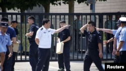 在美國駐北京大使館外爆炸地點附近的中國警察