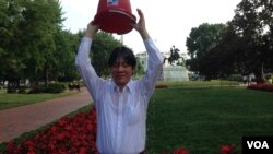 訪問美國的台南市長、民進黨中常委賴清德在白宮前接受冰桶挑戰。（美國之音鍾辰芳拍攝）