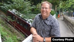 唐偉康在總領事館的官方臉書上與網民打招呼 (臉書圖片)