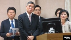 台灣國防部長和國安官員在立法院接受質詢(美國之音張永泰拍攝)