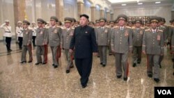 金正恩7月8日午夜率眾將走在平壤錦繡山太陽宮，紀念金日成去世20週年