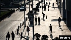 ผู้คนในย่านธุรกิจการค้าของกรุงปักกิ่ง วันที่ 10 เม.ย. 2024 REUTERS/Tingshu Wang