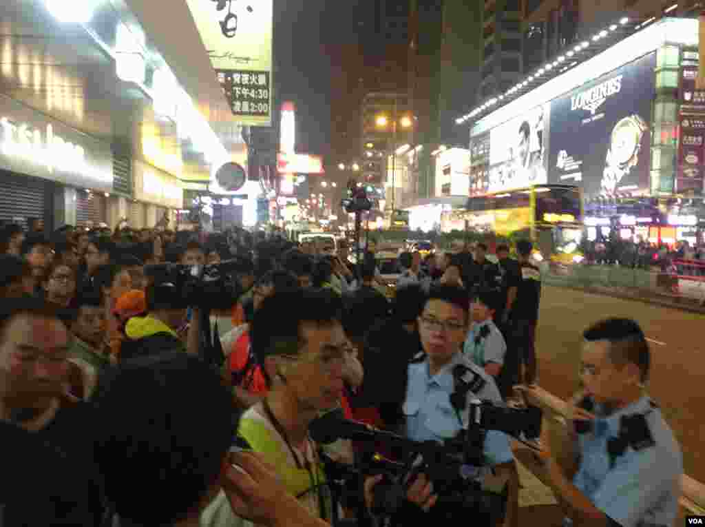 上千港人连续第四晚在旺角聚集争真普选(美国之音海彦拍摄)