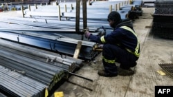 2025年2月11日工人在加拿大安大略省多倫多的鋼鐵供應商”北約克鋼鐵公司“搬運鋼鐵產品。