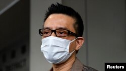 支持民主運動的香港歌星黃耀明2021年8月5日離開香港東區裁判法院 （路透社照片）