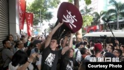 社民連等團體準備抬棺前往金紫荊廣場抗議 (蘋果日報圖片）