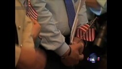 美国人庆祝独立日之际 新公民在财长引领下宣誓入籍 