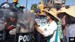 2014年12月22日，缅甸西北地区的中缅合资的莱比塘铜矿（Letpadaung copper mine），当地的农民与防暴警察发生冲突。冲突的起因是中国工人要在铜矿周围被当地农民认为是自己的土地上设立栅栏