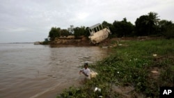 柬埔寨渔民在湄公河岸边撒网