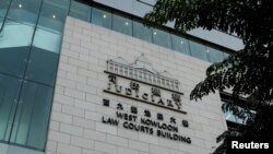 香港幾十名反送中抗議者星期三（9月25日）出庭，他們被控兩個月前在中聯辦附近發生的暴力衝突中犯有暴亂等罪行。