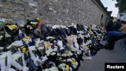 人們在前中國國家主席江澤民在揚州的故居外敬獻的花束。
