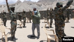 印度总理纳伦德莫迪视察喜马拉雅地区拉达克。（2020年7月3日）
