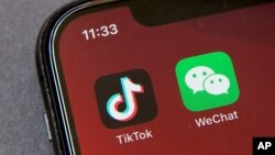 TikTok （抖音国际版）和微信（WeChat) 标志。