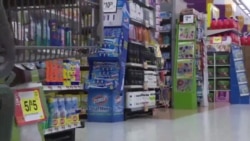 在杂货店现场上健康食品选择课