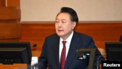 ສານ​ລັດຖະທຳ​ມະນູນ​ຂອງ​ເກົາຫຼີ​ໃຕ້ ​ໄດ້​ຮັບ​ຟັງ​ການ​ໂຕ້​ຖຽງ​ກັນ​ໃນ​ການ​ດຳ​ເນີນ​ຄະດີ​ປະທານາທິບໍດີ ທ່ານ ຢຸນ ຊຸກ ໂຢລ.