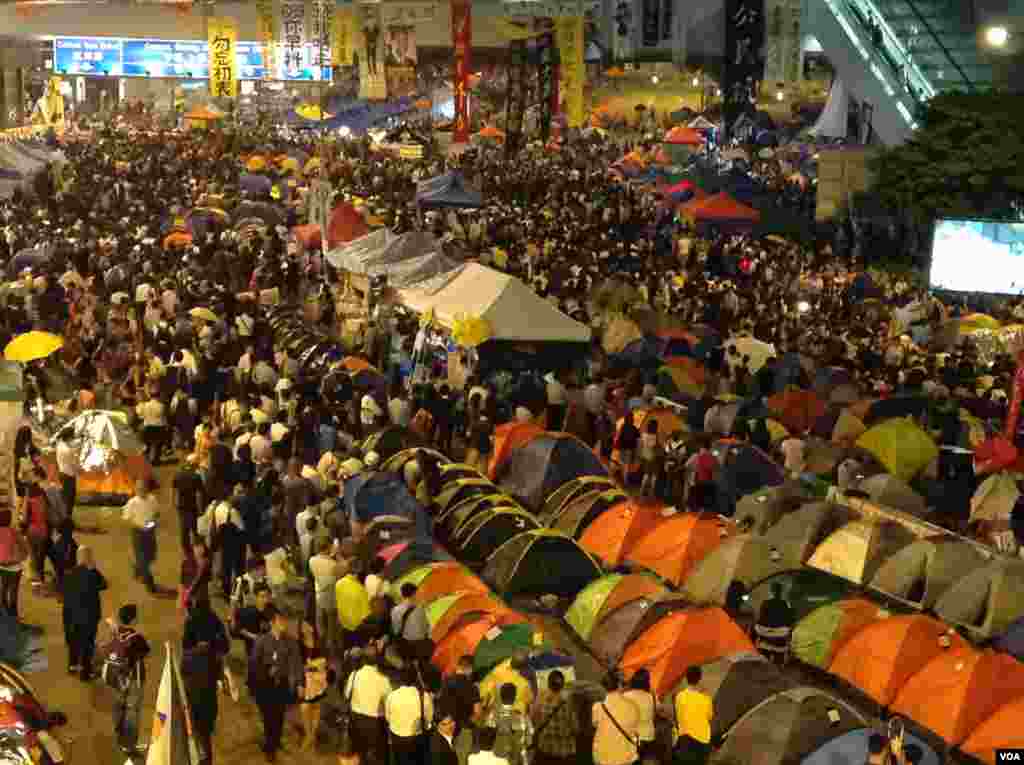 萬人雲集金鐘佔領區紀念佔領運動滿月 (美國之音圖片/海彥拍攝 ) 
