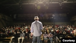 北京鼓楼某剧场脱口秀表演现场 (照片由Tony Chou提供，摄影马敬) 