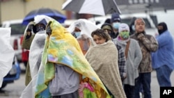 人們在德克薩斯州休斯頓排隊等著給丙烷氣罐加氣。 (2021年2月17日) 