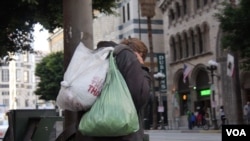 洛杉磯的無家可歸者是打擊芬太尼的宣導對象。（美國之音國符拍攝資料照）