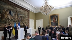 乌克兰国防部长列兹尼科夫与法国国防部长勒科尔尼在巴黎的法国国防部举行记者会。(2023年1月31日)