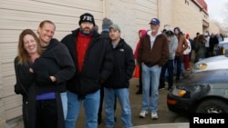 科羅拉多州今年1月1日允許合法銷售供休閒用的大麻，當地市民排隊購買。