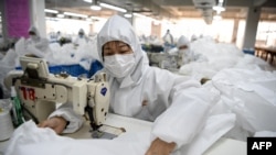 在溫州一家工廠，工人正在縫製防護服。（2020年2月28日）