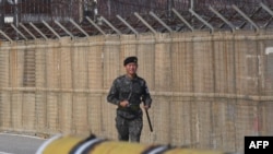一名南韓軍人在非軍事區南側巡邏