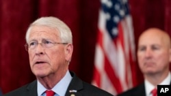 美國國會參議院軍事委員會資深成員、共和黨參議員羅傑‧威克 （左 Roger Wicker）