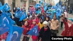 海外維吾爾人抗議中國高壓政策，示威者中不乏兒童（受訪者提供）