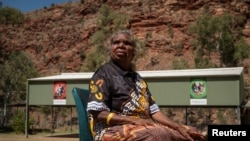 原住民教師塔納·安德魯斯 (Tarna Andrews) 坐在阿雷永加 (Areyonga,)的學校操場。(路透社 2023 年 9 月 15 日)