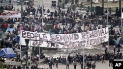 開羅解放廣場在星期四集結大批抗議者﹐打著“人民要求政權下台”的橫額