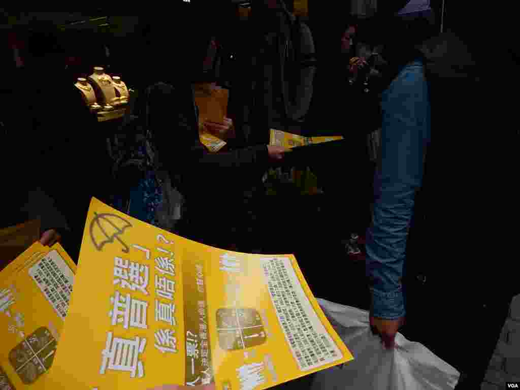 有義工在旺角街頭派發有關真普選的傳單