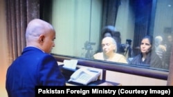 被判刑的印度间谍贾达夫2017年12月25日在巴基斯坦伊斯兰堡与妻子、母亲见面。（巴基斯坦外交部提供）