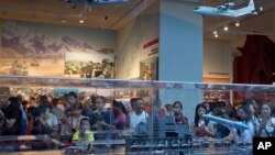 中国民众在军事博物馆参观中国航空母舰模型(资料照片)